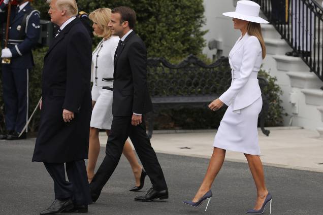 O presidente dos Estados Unidos, Donald Trump e a primeira-dama Melania Trump, recebem o presidente francês Emmanuel Macron e sua esposa Brigitte na Casa Branca em Washington - 24/04/2018 O presidente dos Estados Unidos, Donald Trump e a primeira-dama Melania Trump, recebem o presidente francês Emmanuel Macron e sua esposa Brigitte na Casa Branca em Washington - 24/04/2018