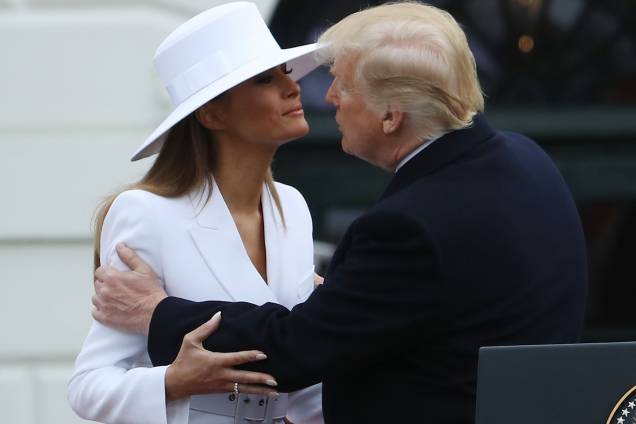 O presidente dos Estados Unidos, Donald Trump, beija a primeira-dama Melania, durante uma cerimônia de chegada do presidente francês Emmanuel Macron e sua esposa Brigitte Macron, na Casa Branca em Washington - 24/04/2018 O presidente dos Estados Unidos, Donald Trump, beija a primeira-dama Melania, durante uma cerimônia de chegada do presidente francês Emmanuel Macron e sua esposa Brigitte Macron, na Casa Branca em Washington - 24/04/2018