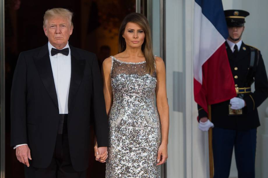 O presidente dos Estados Unidos, Donald Trump e a primeira-dama Melania Trump, se reúnem com o presidente francês Emmanuel Macron e sua esposa Brigitte Macron no início de um jantar na Casa Branca em Washington - 24/04/2018