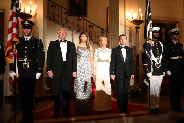 O presidente dos Estados Unidos, Donald Trump e a primeira-dama Melania Trump, se reúnem com o presidente francês Emmanuel Macron e sua esposa Brigitte Macron no início de um jantar na Casa Branca em Washington - 24/04/2018 O presidente dos Estados Unidos, Donald Trump e a primeira-dama Melania Trump, se reúnem com o presidente francês Emmanuel Macron e sua esposa Brigitte Macron no início de um jantar na Casa Branca em Washington - 24/04/2018