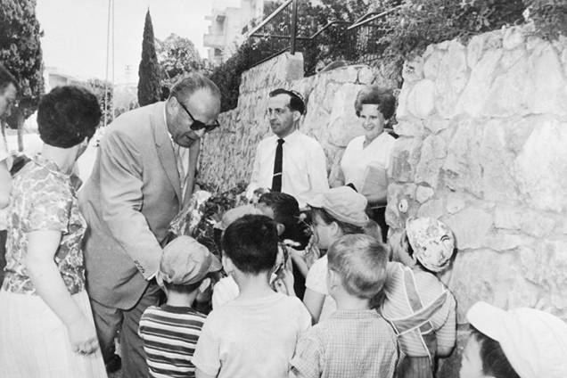 Oskar Schindler interage com crianças Israelenses Oskar Schindler interage com crianças Israelenses