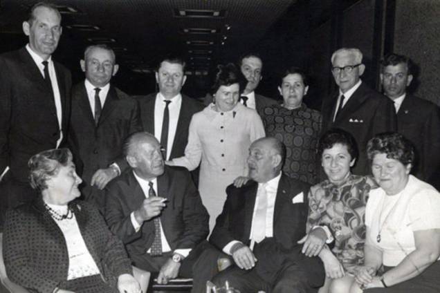 Oskar Schindler com sobreviventes do Holocausto durante visita à Israel Oskar Schindler com sobreviventes do Holocausto durante visita à Israel