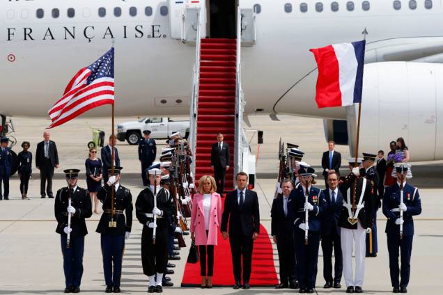 Presidente Francês Emmanuel Macron e sua esposa Brigitte Macron desembarcam em Maryland para encontro com Donald Trump presidente dos Estados Unidos - 23/04/2018 Presidente Francês Emmanuel Macron e sua esposa Brigitte Macron desembarcam em Maryland para encontro com Donald Trump presidente dos Estados Unidos - 23/04/2018