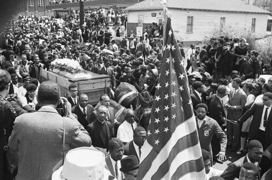 Caixão de Martin Luther King Jr. sendo carregado em passeata memorial em Atlanta, Georgia - 09/04/1968 Caixão de Martin Luther King Jr. sendo carregado em passeata memorial em Atlanta, Georgia - 09/04/1968