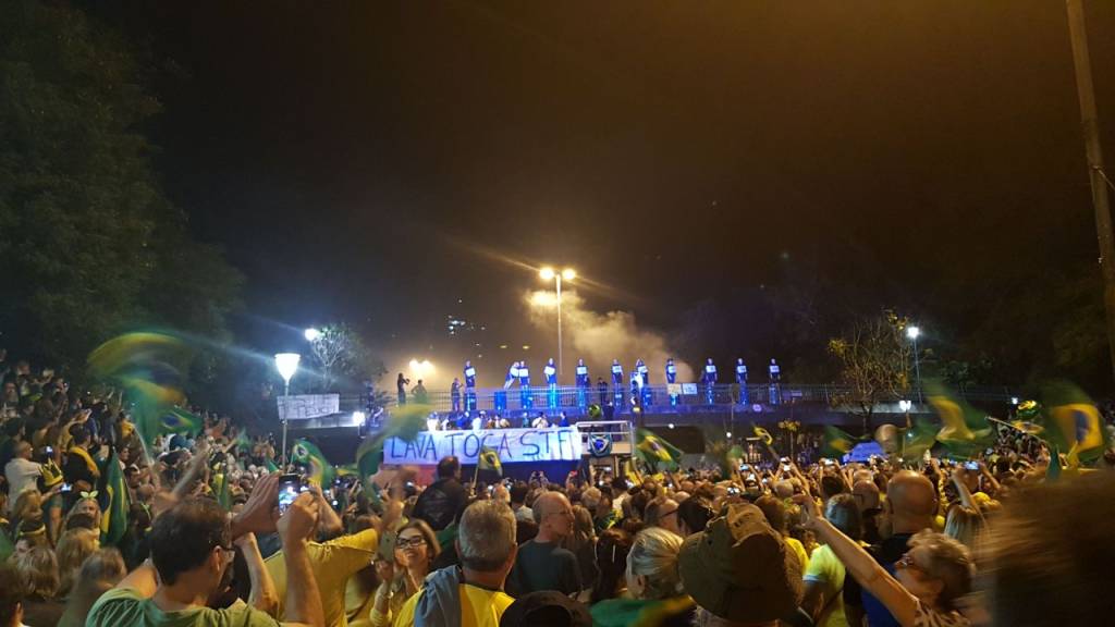 Ato tem funk ‘Que tiro foi esse?’ e ‘julgamento’ dos ministros do STF