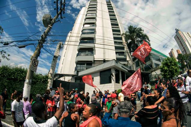 Militantes fazem vigília em frente ao prédio de Lula, em protesto contra a prisão do ex-presidente, em São Bernardo do Campo Militantes fazem vigília em frente ao prédio de Lula, em protesto contra a prisão do ex-presidente, em São Bernardo do Campo