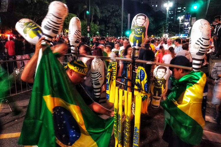 Manifestantes protestam contra o ex-presidente Lula, na Avenida Paulista em São Paulo - 03/04/2018