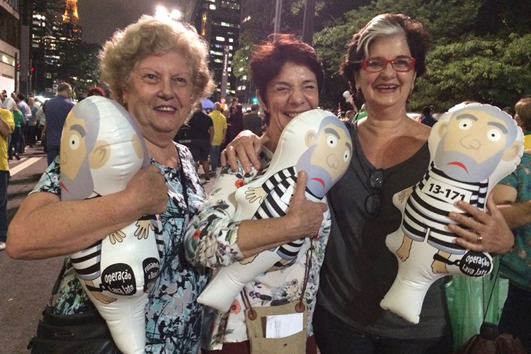 Maria de Lourdes Chiavone, 68, arte-educadora; Angela Cosac, 66, psicóloga; Laís Ferreira, 64, médica, protestam a favor da prisão do ex-presidente Luis Inácio Lula da Silva, na Avenida Paulista em São Paulo - 03/04/2018