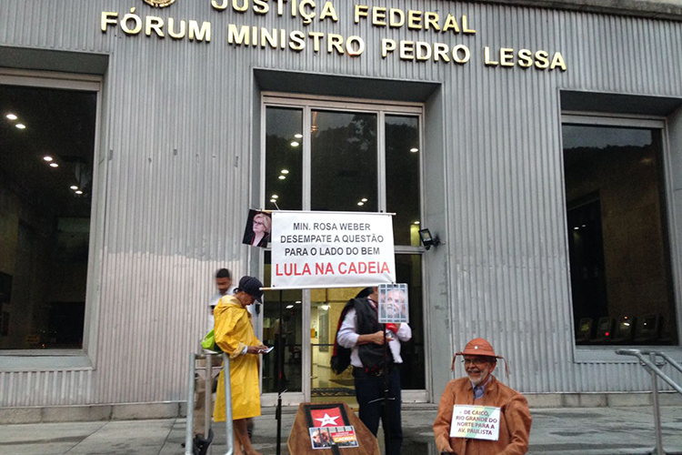 Manifestantes protestam contra o ex-presidente Lula, na Avenida Paulista em São Paulo - 03/04/2018