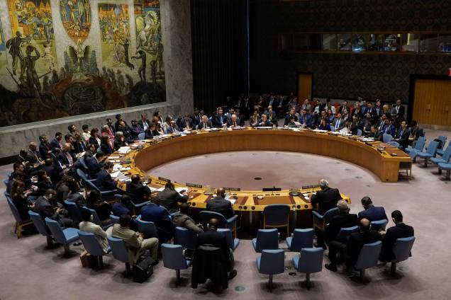 O Conselho de Segurança da ONU realiza uma reunião a pedido da Rússia para discutir as ações militares realizadas pelos Estados Unidos, França e Grã-Bretanha na Síria em resposta a um suspeito ataque de armas químicas. A Rússia distribuiu um projeto de resolução pedindo a condenação da ação militar, mas o embaixador da Grã-Bretanha disse que os ataques eram "tanto legais quanto legais" para aliviar o sofrimento humanitário na Síria - 14/04/2018 O Conselho de Segurança da ONU realiza uma reunião a pedido da Rússia para discutir as ações militares realizadas pelos Estados Unidos, França e Grã-Bretanha na Síria em resposta a um suspeito ataque de armas químicas. A Rússia distribuiu um projeto de resolução pedindo a condenação da ação militar, mas o embaixador da Grã-Bretanha disse que os ataques eram "tanto legais quanto legais" para aliviar o sofrimento humanitário na Síria - 14/04/2018