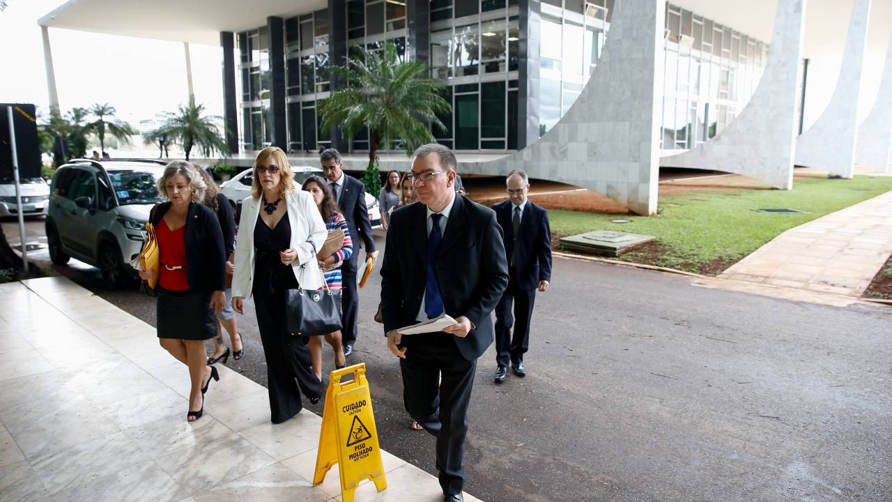 Promotor do MP-DF, Renato Varalda entrega petição no STF para que a Corte mantenha a prisão em 2ª instância
