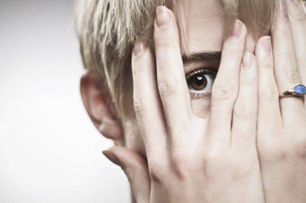 Como perder o medo de me relacionar com estranhos?