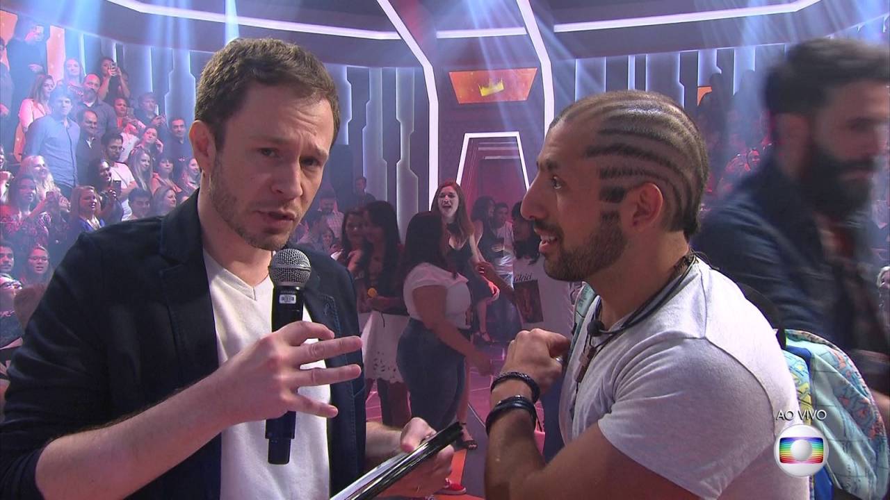 Tiago Leifert informa Kaysar sobre intenção da ONU de trazer sua família