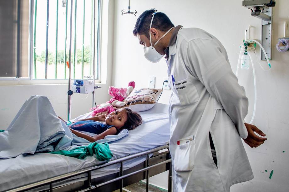 A face da tragédia - A adolescente Mariana chegou ao Brasil com peso equivalente ao de uma criança de 3 anos A face da tragédia - A adolescente Mariana chegou ao Brasil com peso equivalente ao de uma criança de 3 anos