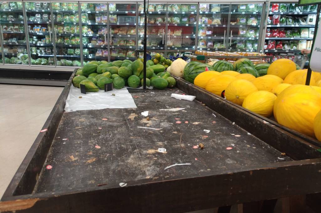 Supermercado com problemas de abastecimento Supermercado com problemas de abastecimento