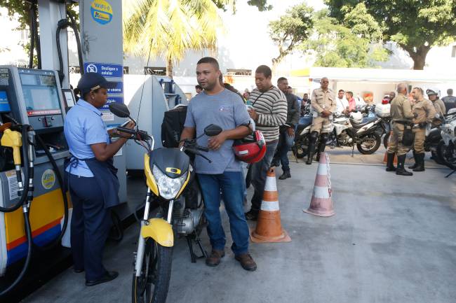 Fila em posto de combustível no Rio de Janeiro Fila em posto de combustível no Rio de Janeiro