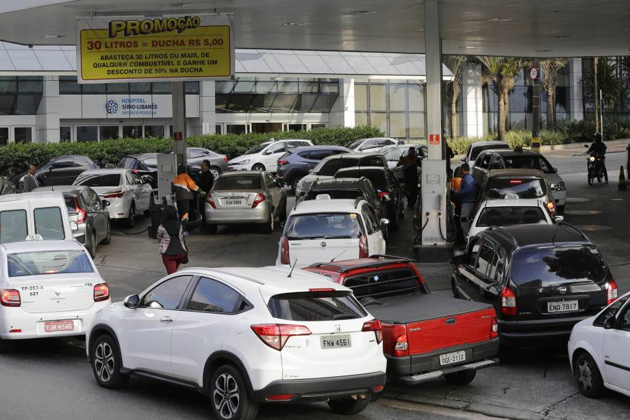 Motoristas enfrentam fila em posto de gasolina na avenida Nove de julho, centro de São Paulo. A greve dos caminhoneiros, que entra hoje no quarto dia e já afeta a oferta de combustível nos postos do país - 24/05/2018