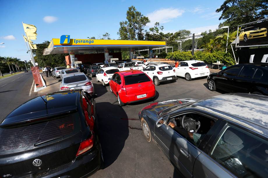 Brasilienses enfrentam até 4km de filas para abastecer em posto de combustíveis que vende gasolina a R$ 2,98, no quarto dia da greve dos caminhoneiros - 24/05/2018