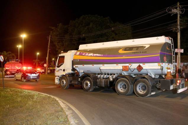 Manifestantes liberam caminhões abastecidos na distribuidora de combustivel em Brasília, após acordo com a policia militar - 24/05/2018 Manifestantes liberam caminhões abastecidos na distribuidora de combustivel em Brasília, após acordo com a policia militar - 24/05/2018