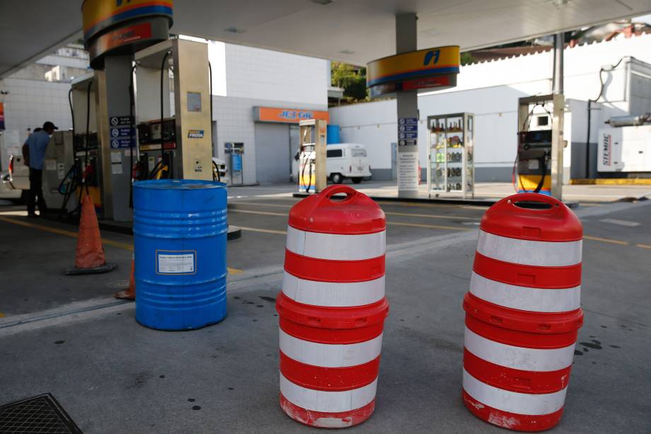 Greve de caminhoneiros causa desabastecimento de combustível em postos de gasolina da cidade de Teresópolis, na região serrana do Rio de Janeiro - 24/05/2018