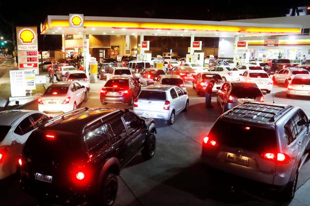 Veículos fazem fila para abastecer em posto de combustíveis de São Paulo (SP), durante a greve dos caminhoneiros - 23/05/2018 Veículos fazem fila para abastecer em posto de combustíveis de São Paulo (SP), durante a greve dos caminhoneiros - 23/05/2018