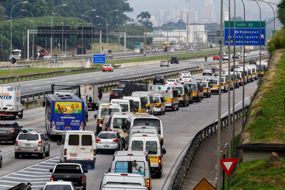 Na distribuidora da Petrobrás localizada em Barueri, vans escolares apoiam o movimento de paralisação dos caminhoneiros - 25/05/2018