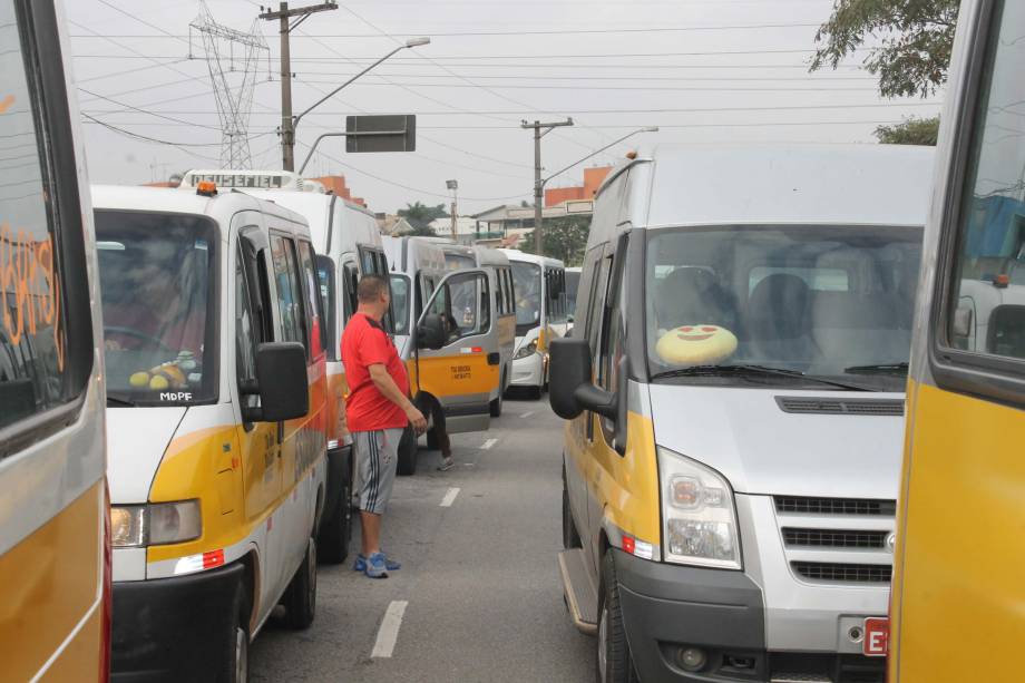 Condutores de vans escolares realizam protesto em apoio à greve dos caminhoneiros, em São Mateus, Zona Leste de São Paulo - 25/05/2018