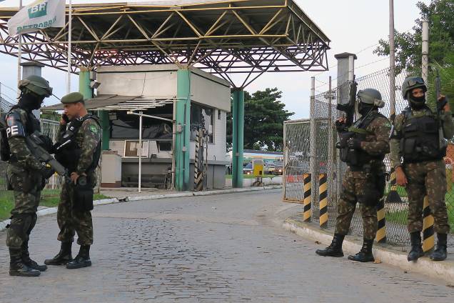 Homens da Polícia do Exército garantem saída de caminhão-tanque de refinaria da Petrobras, na Baixada Fluminense - 25/05/2018 Homens da Polícia do Exército garantem saída de caminhão-tanque de refinaria da Petrobras, na Baixada Fluminense - 25/05/2018