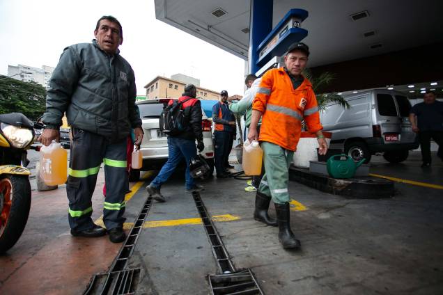 Motoristas enfrentam filas para abastecer em posto de combustíveis na zona norte de São Paulo (SP) devido à greve dos caminhoneiros que chega ao sexto dia neste sábado - 26/05/2018 Motoristas enfrentam filas para abastecer em posto de combustíveis na zona norte de São Paulo (SP) devido à greve dos caminhoneiros que chega ao sexto dia neste sábado - 26/05/2018