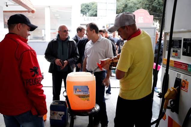 Pessoas enchem galões de gasolina durante a paralisação de caminhoneiros em um posto de combustível em Curitiba (PR) - 26/05/2018 Pessoas enchem galões de gasolina durante a paralisação de caminhoneiros em um posto de combustível em Curitiba (PR) - 26/05/2018