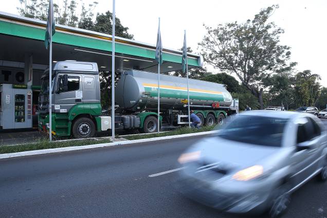Caminhão-tanque abastece posto de combustivel no Plano Piloto, região central de Brasília - 27/05/2018 Caminhão-tanque abastece posto de combustivel no Plano Piloto, região central de Brasília - 27/05/2018