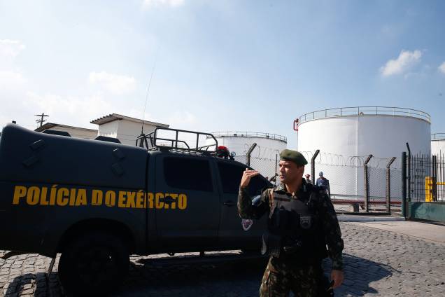 Um grupamento de militares da Polícia do Exército reforça segurança no entorno da Refinaria Duque de Caxias (Reduc) - 27/05/2018 Um grupamento de militares da Polícia do Exército reforça segurança no entorno da Refinaria Duque de Caxias (Reduc) - 27/05/2018