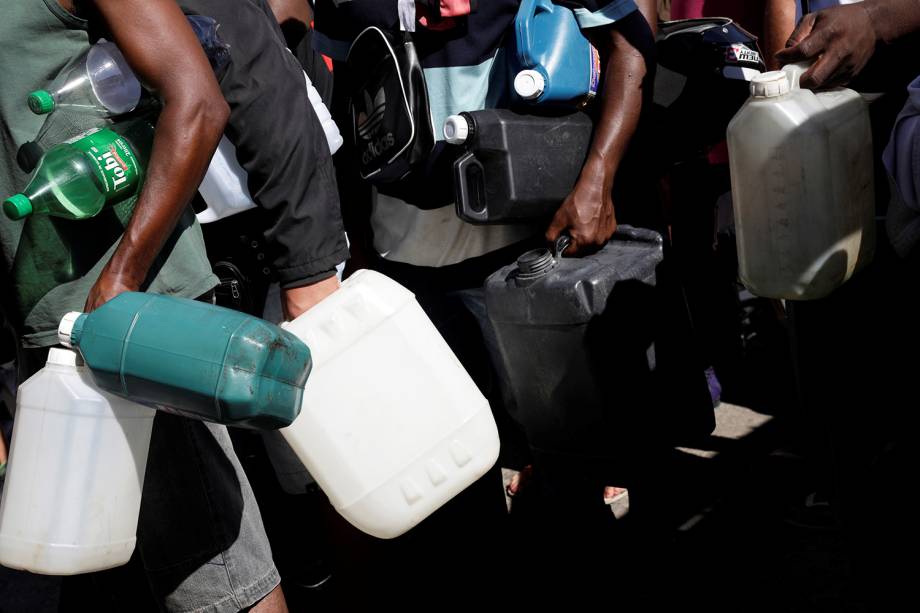 Pessoas fazem fila para encher galões com combustível em posto no Rio de Janeiro - 28/05/2018