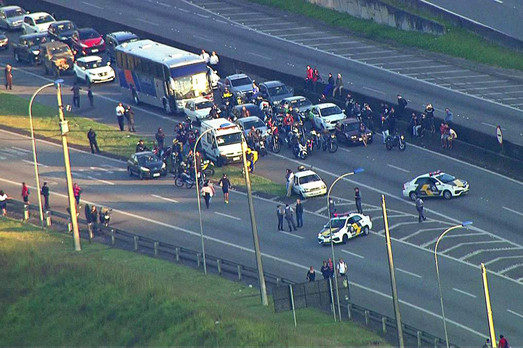 Polícia Militar faz bloqueio na rodovia Anchieta para evitar que motoristas avancem para trecho da via ocupado por manifestantes, em São Bernardo do Campo (SP) - 29/05/2018