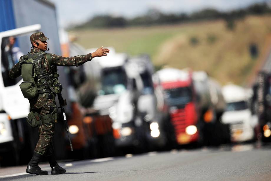 Oficiais do Exército realizam escolta de caminhões rumo ao Aeroporto Internacional de Brasília (DF), na BR-040 - 30/05/2018