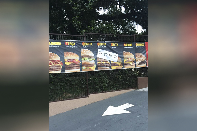 Unidade da rede McDonald´s na cidade de Ribeirão Pires (SP), informa que alguns lanches estão esgotados devido à greve dos caminhoneiros. Abastecimento de pão e ingredientes está comprometido. - 25/05/2018