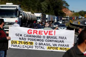 Greve de caminhoneiros na BR-116 Greve de caminhoneiros na BR-116