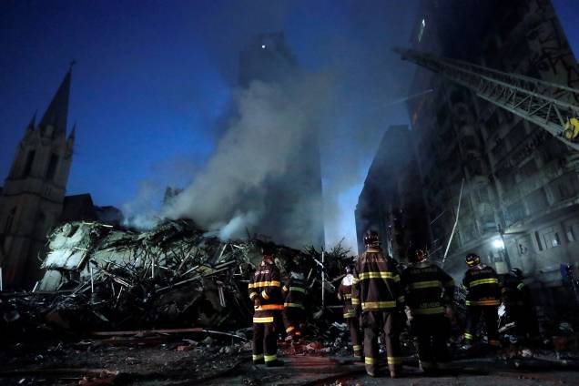 Bombeiros trabalham em meio aos escombros de um edifício no Largo do Paissandu, região central de São Paulo - 01/05/2018 Bombeiros trabalham em meio aos escombros de um edifício no Largo do Paissandu, região central de São Paulo - 01/05/2018
