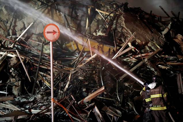 Bombeiros trabalham em meio aos escombros de um edifício no Largo do Paissandu, região central de São Paulo - 01/05/2018 Bombeiros trabalham em meio aos escombros de um edifício no Largo do Paissandu, região central de São Paulo - 01/05/2018