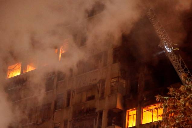 Bombeiros tentam extinguir um incêndio em um edifício no Largo do Paissandu, no centro de São Paulo - 01/05/2018 Bombeiros tentam extinguir um incêndio em um edifício no Largo do Paissandu, no centro de São Paulo - 01/05/2018