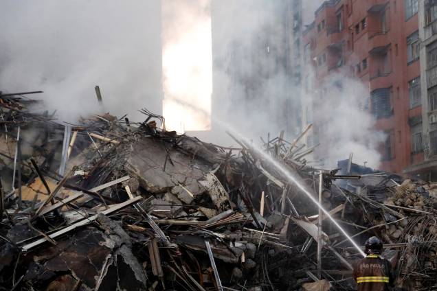 Bombeiros trabalham em meio aos escombros de um edifício no Largo do Paissandu, região central de São Paulo - 01/05/2018 Bombeiros trabalham em meio aos escombros de um edifício no Largo do Paissandu, região central de São Paulo - 01/05/2018