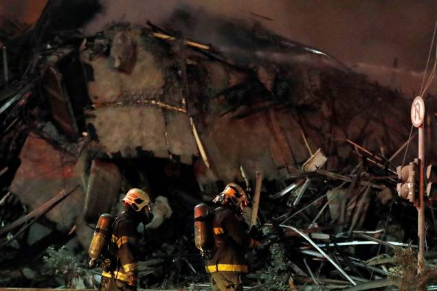 Bombeiros trabalham em meio aos escombros de um edifício no Largo do Paissandu, região central de São Paulo - 01/05/2018 Bombeiros trabalham em meio aos escombros de um edifício no Largo do Paissandu, região central de São Paulo - 01/05/2018
