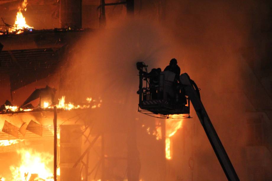 Prédio desaba após incêndio no Largo do Paissandu, próximo à Avenida Rio Branco, na República, no centro de São Paulo. O local já pertenceu à Polícia Federal, mas estava desativado e ocupado irregularmente - 01/05/2018