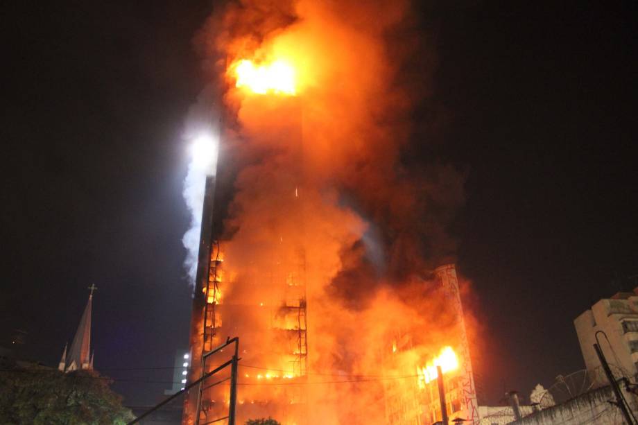 Prédio desaba após incêndio no Largo do Paissandu, próximo à Avenida Rio Branco, na República, no centro de São Paulo. O local já pertenceu à Polícia Federal, mas estava desativado e ocupado irregularmente - 01/05/2018