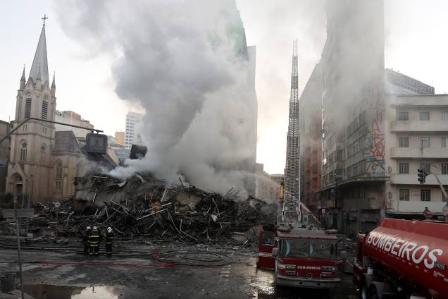 Bombeiros trabalham entre os escombros de um prédio de 26 andares que veio ao chão após incêndio no centro de São Paulo - 01/05/2018 Bombeiros trabalham entre os escombros de um prédio de 26 andares que veio ao chão após incêndio no centro de São Paulo - 01/05/2018