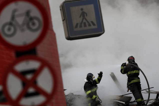 Bombeiros trabalham entre os escombros de um prédio de 26 andares que veio ao chão após incêndio no centro de São Paulo - 01/05/2018 Bombeiros trabalham entre os escombros de um prédio de 26 andares que veio ao chão após incêndio no centro de São Paulo - 01/05/2018