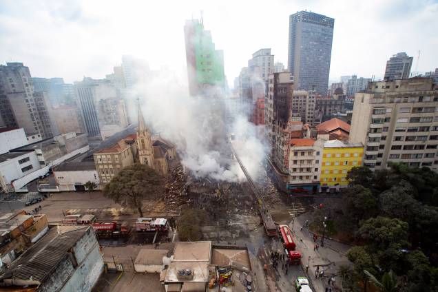 Prédio de 26 andares desabou durante um incêndio de grandes proporções no Largo do Paissandu, no centro de São Paulo. A Igreja Evangélica Luterana, que fica ao lado do prédio em chamas, também pegou fogo e parte da estrutura desabou - 01/05/2018 Prédio de 26 andares desabou durante um incêndio de grandes proporções no Largo do Paissandu, no centro de São Paulo. A Igreja Evangélica Luterana, que fica ao lado do prédio em chamas, também pegou fogo e parte da estrutura desabou - 01/05/2018