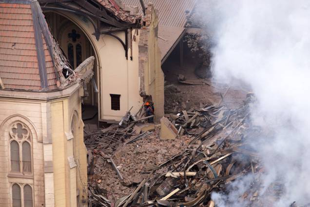 Prédio de 26 andares desabou durante um incêndio de grandes proporções no Largo do Paissandu, no centro de São Paulo. A Igreja Evangélica Luterana, que fica ao lado do prédio em chamas, também pegou fogo e parte da estrutura desabou - 01/05/2018 Prédio de 26 andares desabou durante um incêndio de grandes proporções no Largo do Paissandu, no centro de São Paulo. A Igreja Evangélica Luterana, que fica ao lado do prédio em chamas, também pegou fogo e parte da estrutura desabou - 01/05/2018