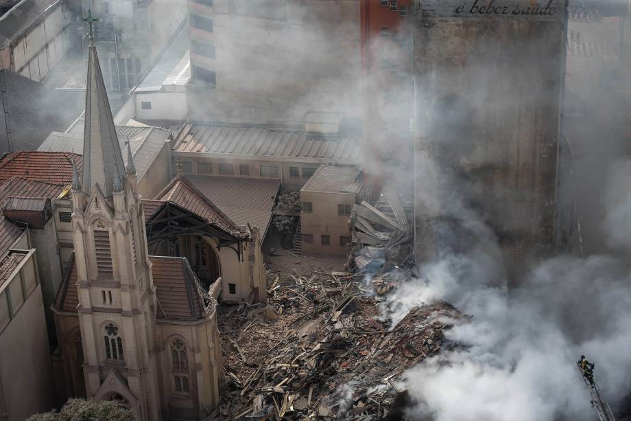 Prédio de 26 andares desabou durante um incêndio de grandes proporções no Largo do Paissandu, no centro de São Paulo. A Igreja Evangélica Luterana, que fica ao lado do prédio em chamas, também pegou fogo e parte da estrutura desabou - 01/05/2018