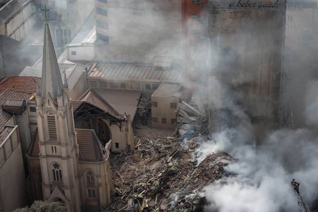 Prédio de 26 andares desabou durante um incêndio de grandes proporções no Largo do Paissandu, no centro de São Paulo. A Igreja Evangélica Luterana, que fica ao lado do prédio em chamas, também pegou fogo e parte da estrutura desabou - 01/05/2018 Prédio de 26 andares desabou durante um incêndio de grandes proporções no Largo do Paissandu, no centro de São Paulo. A Igreja Evangélica Luterana, que fica ao lado do prédio em chamas, também pegou fogo e parte da estrutura desabou - 01/05/2018